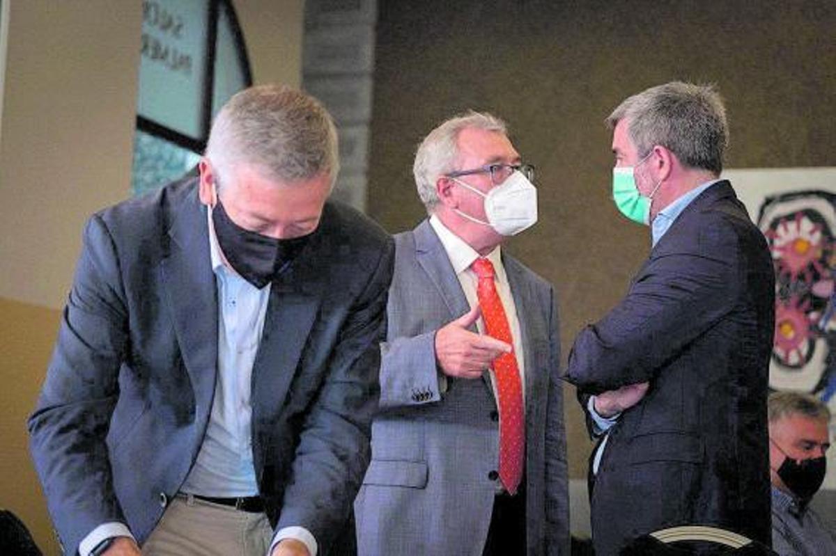 Agustín Manrique de Lara, Salvador Miranda y Fernando Clavijo, secretario general de CC, en las jornadas.