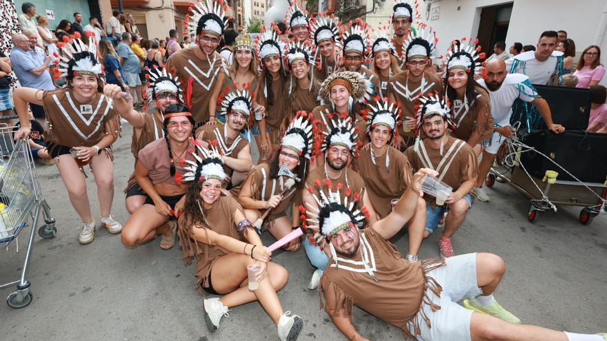 Desfile de peñas en las fiestas de Sant Pere del Grau