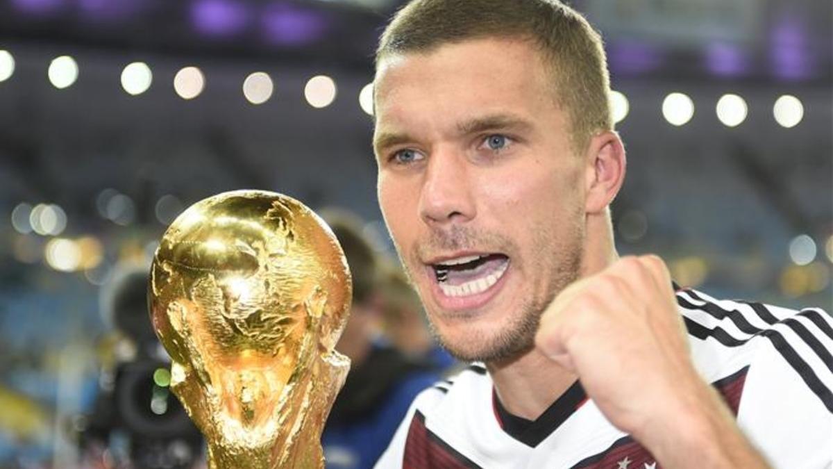 Podolski deja la Mannschaft a los 31 años
