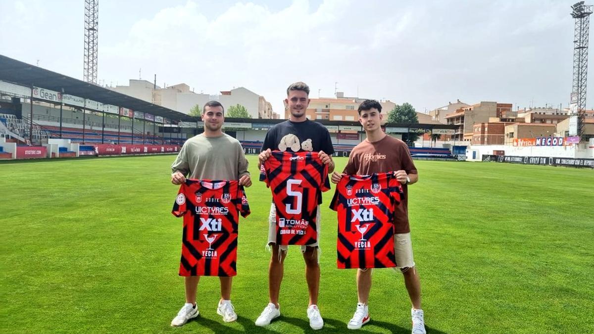 Andres Rodríguez, en el centro de la imagen, posa con la camiseta del Lorca en el Estadio Francisco Artés Carrasco