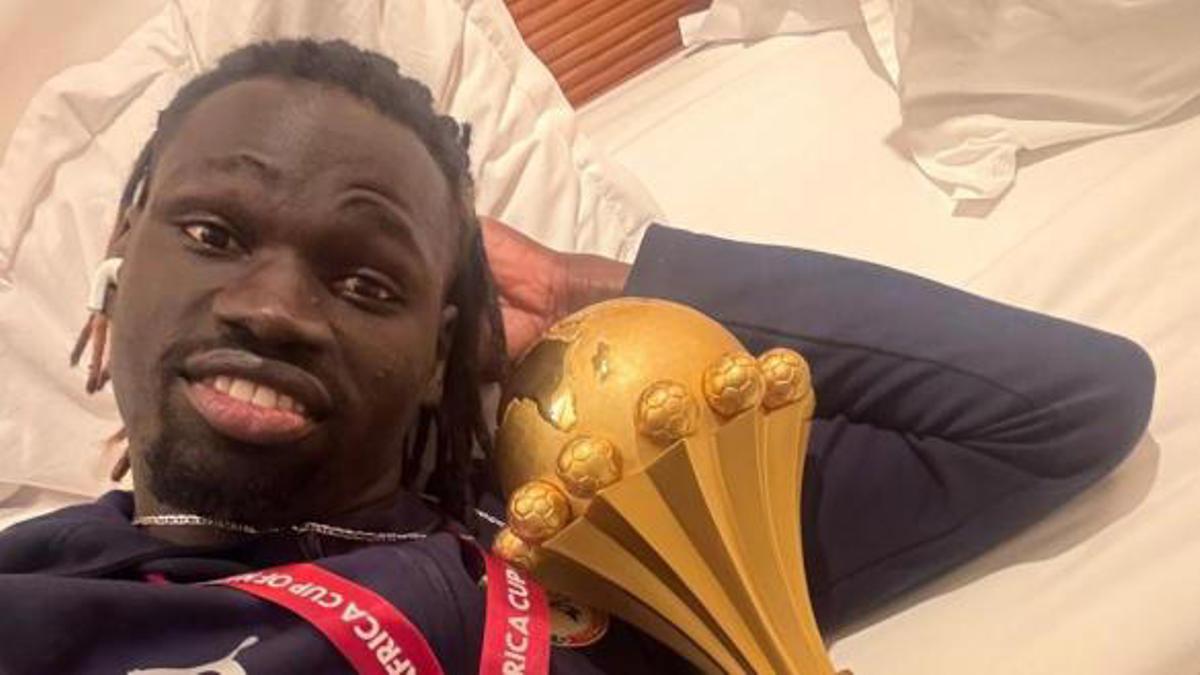 Pathé Ciss, jugador senegalés del Rayo, con la Copa de África.
