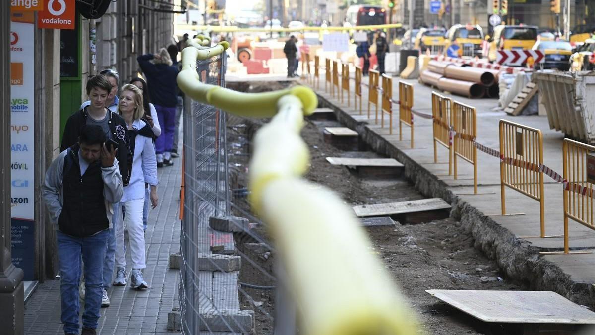 Les obres de la Via Laietana de Barcelona treuen a la llum una tomba amb un esquelet del segle V