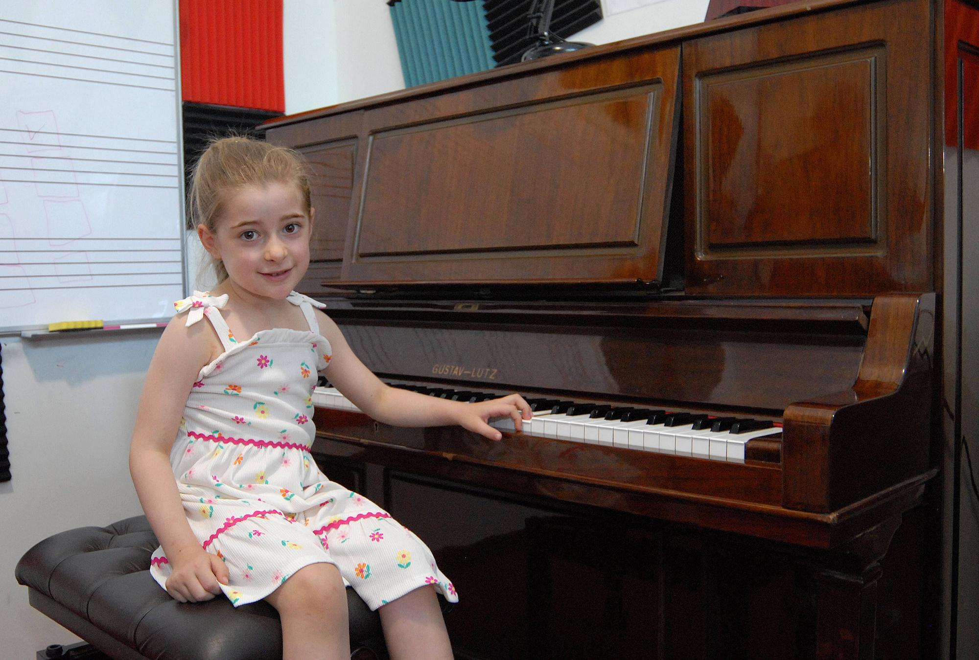 La joven intérprete, en el aula de Musikenos.