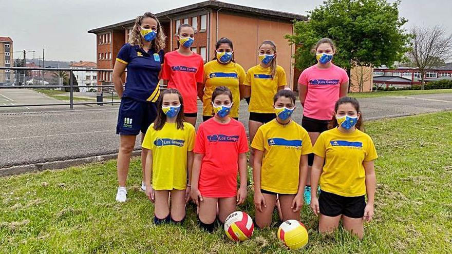 El equipo alevín de la Agrupación Deportiva Los Campos, con la entrenadora Sandra Iglesias.