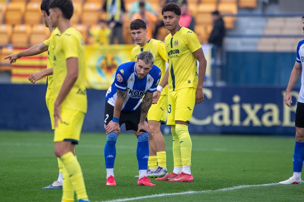 Samu Vázquez, impotente, trata de recuperar el aliento durante el derbi siendo el mejor del Hércules.