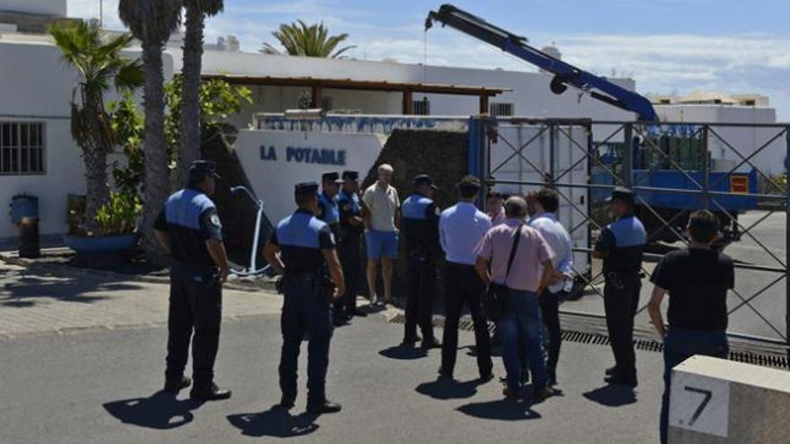 Policías locales de Yaiza, representantes del Consorcio del Agua y Canal Gestión antes de entrar a la desaladora. | adriel perdomo