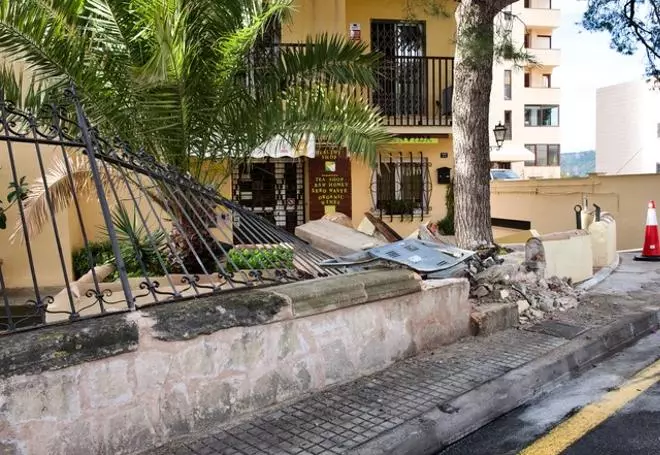 Las fotos del muro de la Bonanova contra el que se han estampado tres coches y un autobús de la EMT