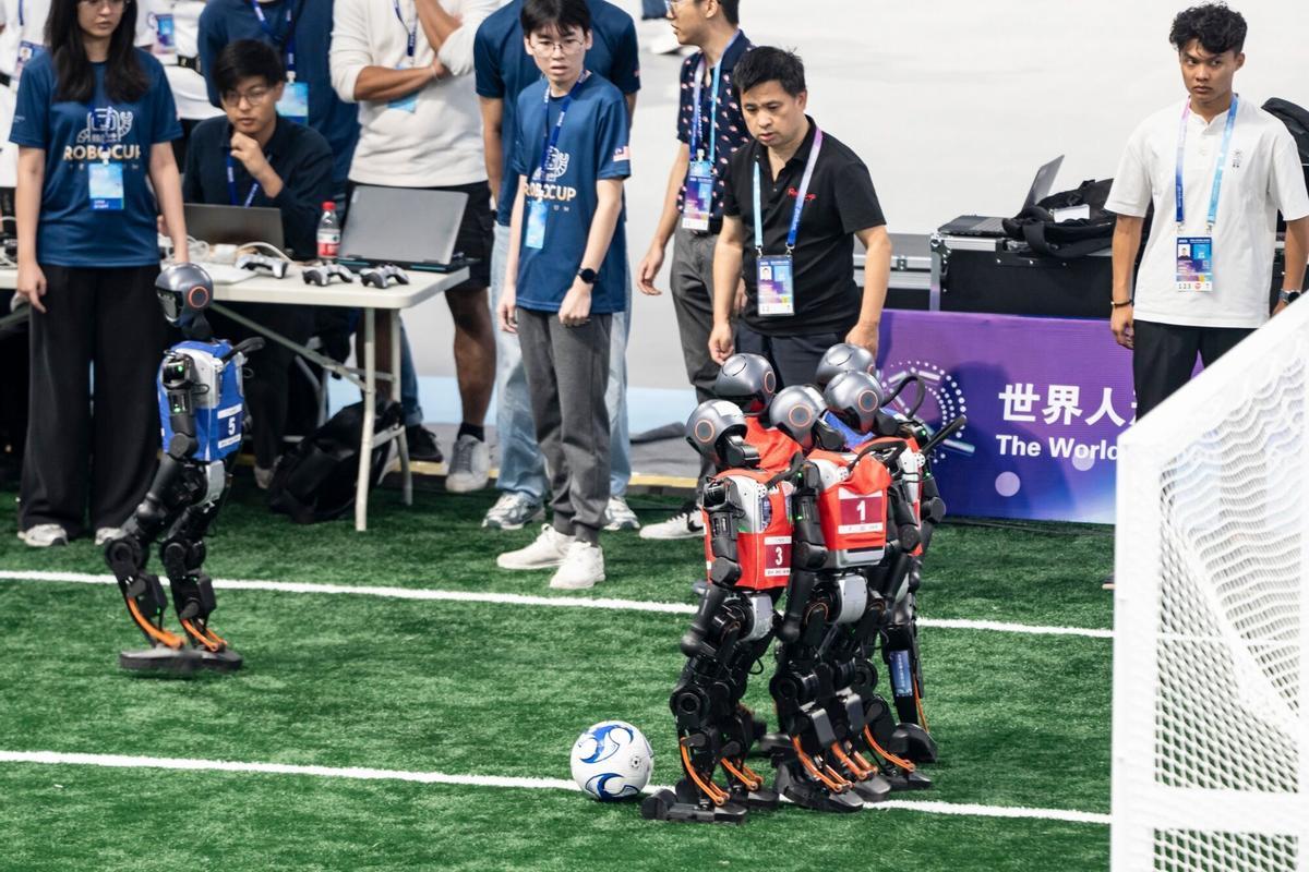 Robots humanoides compiten en un partido de fútbol durante los Juegos Mundiales de Robots Humanoides en Pekín, China, el viernes 15 de agosto de 2025. El evento se celebra hasta el 17 de agosto. Fotógrafo: Qilai Shen/Bloomberg