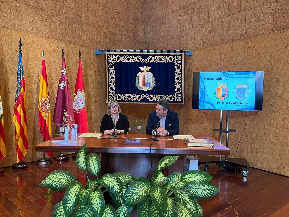Los dos alcaldes en el Baluarte del Duque, durante la protocolaria firma del acuerdo de hermanamiento