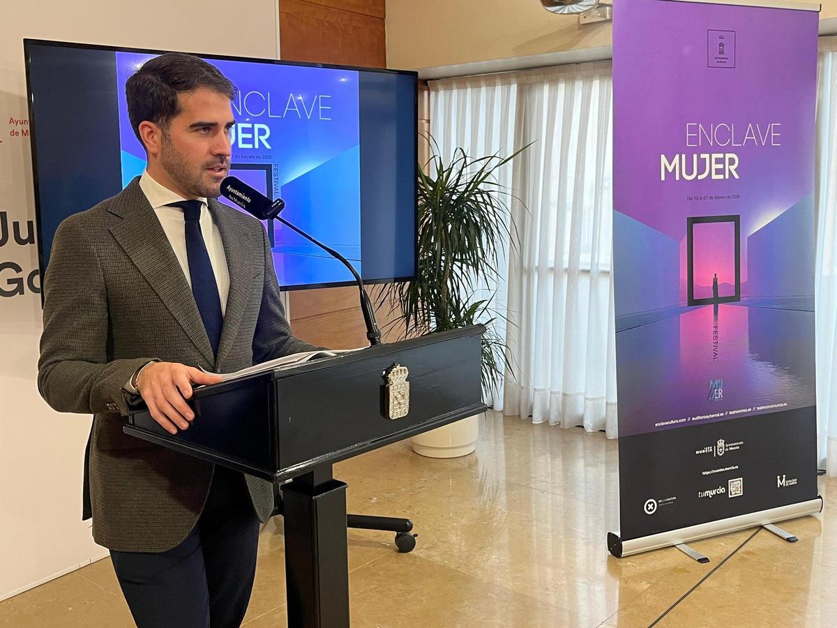 El concejal de Cultura, Diego Avilés, durante la presentación de la VIII edición del Festival ‘Enclave Mujer’.
