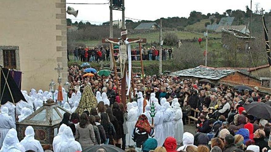 Celebración de la Semana Santa en Bercianos con el transformador que se eliminará al fondo.