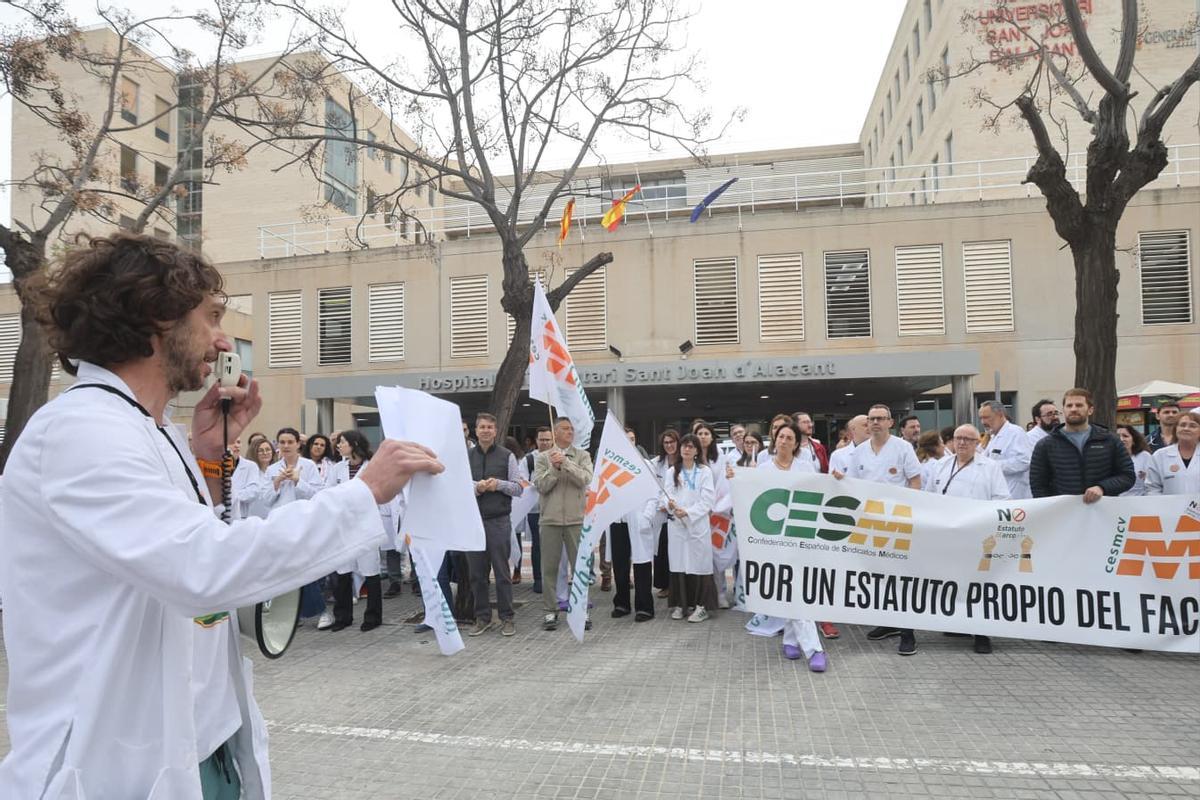 La nueva huelga de médicos en la provincia de Alicante. Hospital de Sant Joan