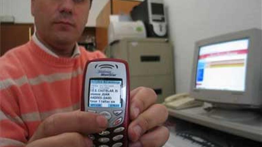 Los padres reciben ya unos 4.000 SMS diarios con las faltas a clase de sus hijos