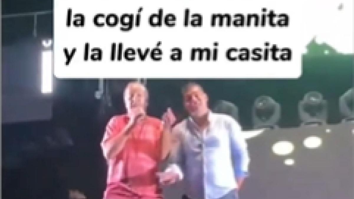 El alcalde del pueblo de Ávila, sobre el escenario.