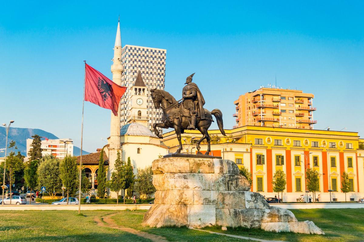 La plaza principal de Tirana está presidida por una estatua de Skanderbeg, el héroe nacional de Albania.