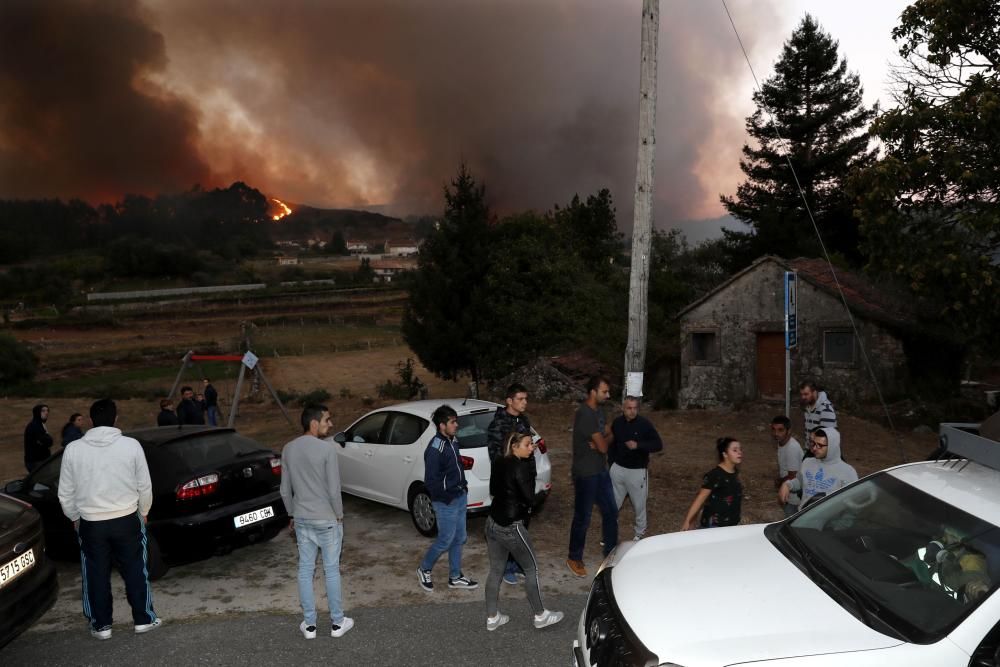 Un incendio obliga a desalojar casas en Mondariz