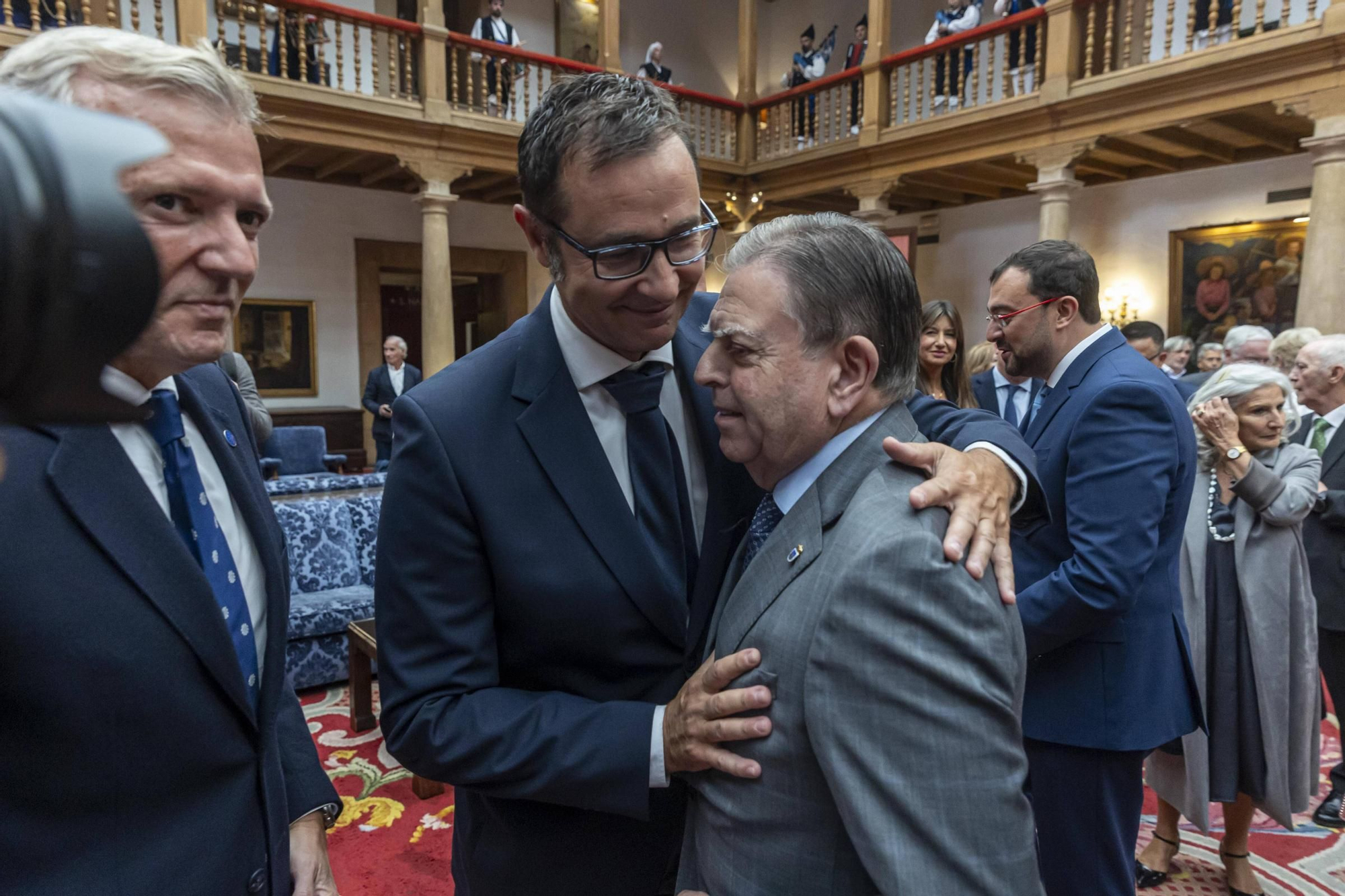 La Asociación Día de Galicia en Asturias entrega su medalla de oro a Adrián Barbón y Carmen Moriyón