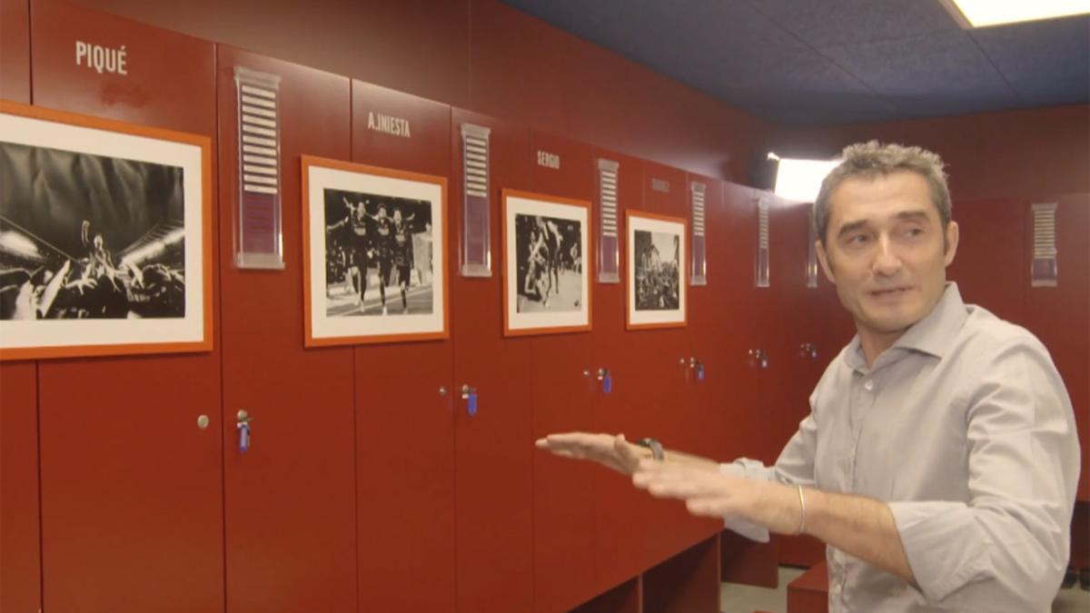Ernesto Valverde visita el vestuario del Camp Nou