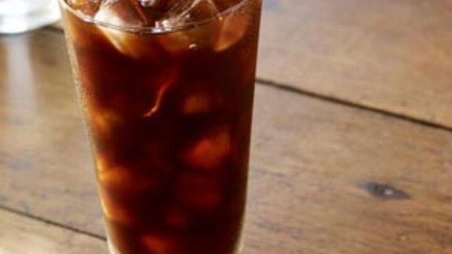 Una clienta demanda a Starbucks por cargar de hielo el café helado