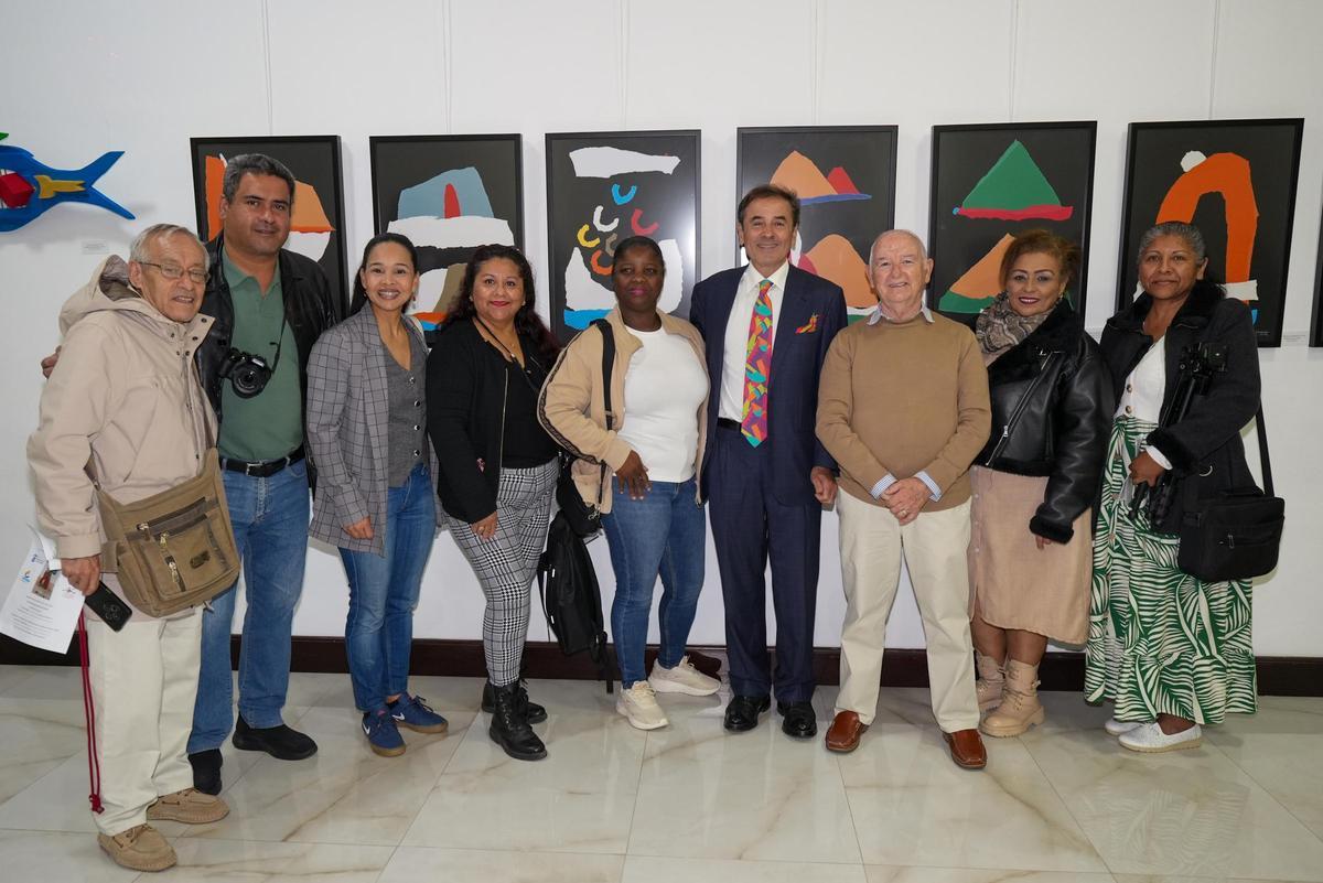 Domingo de Famara (en el centro), junto a asistentes a la exposición ASTRO PEZ 2025 en Arrecife