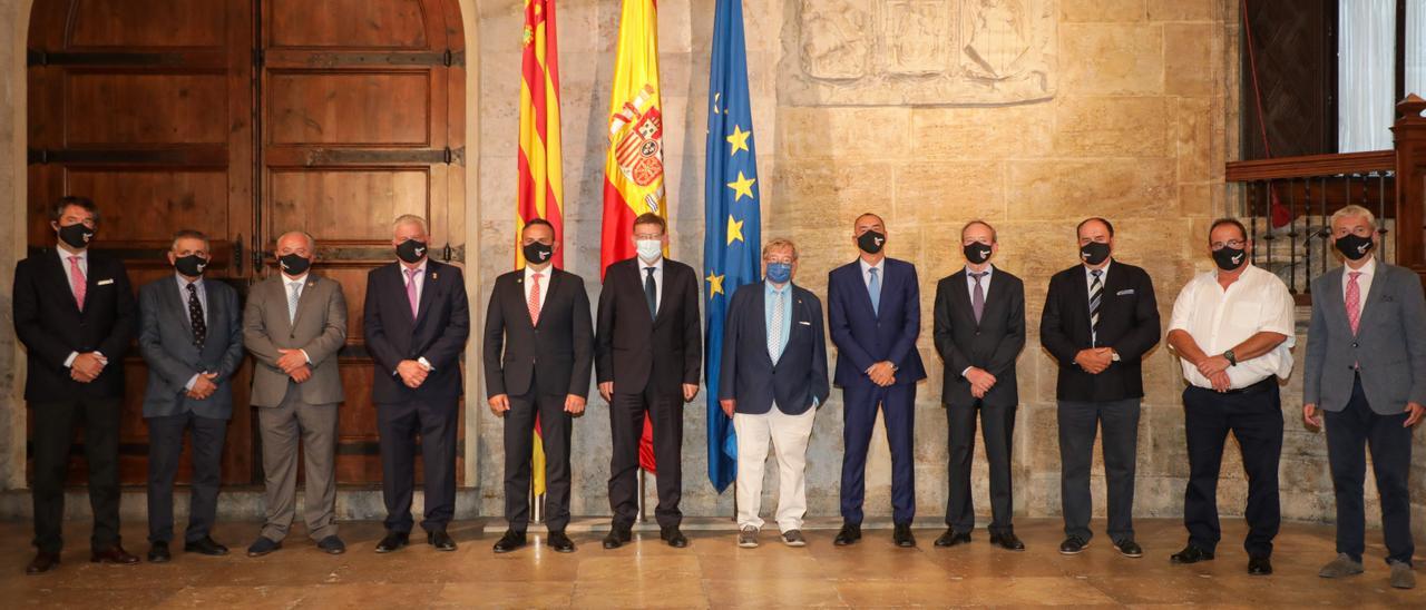 Ximo Puig posa con la junta directiva de la Federación de Regantes de la Comunidad Valenciana esta tarde