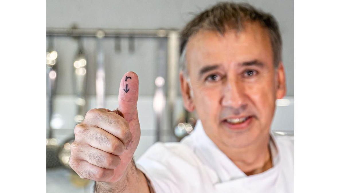 El cocinero Salvador Brugués, con el dedo pulgar en alto con la R y la flecha hacia abajo de la campaña en Instagram #ReducePlastico y #RedueixPlastic