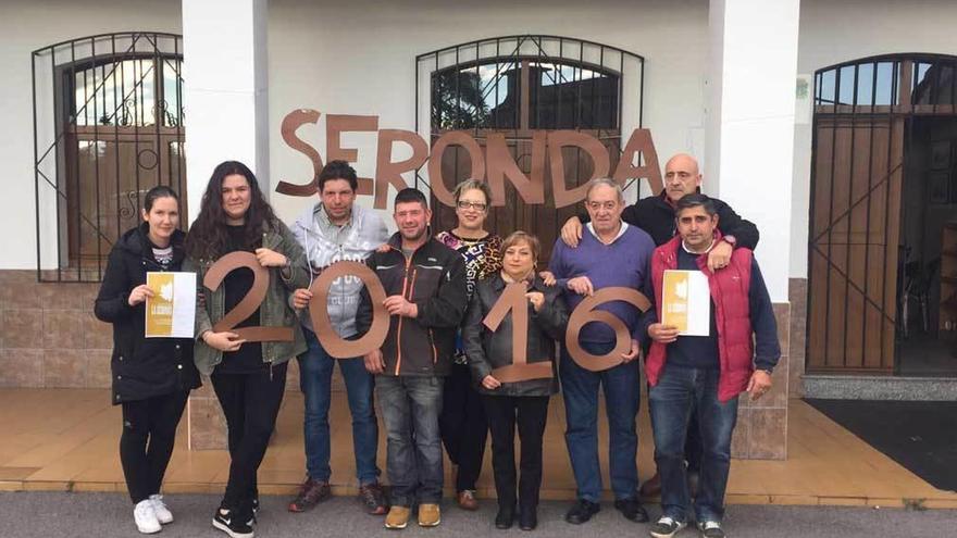 Por la izquierda, Marta Sánchez, Ana Suárez, Francisco Bobes, Martín Sánchez, Covadonga Hevia, Mari Gutiérrez, Javier González, José Aurelio Cuesta &quot;Quince&quot; y Javier Menéndez, ayer, delante de la escuela de Argüelles.