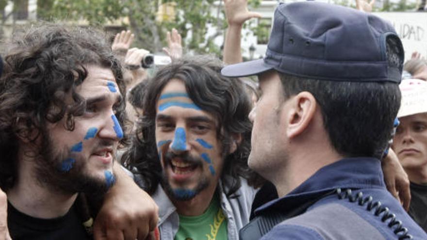 Indignados y polícias, en Valencia.