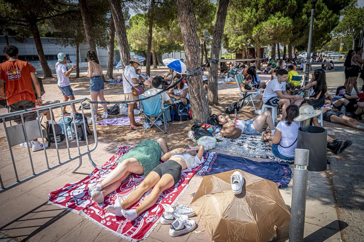 Fans haciendo fila para el concierto de Rosalía en Barcelona.