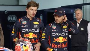 Verstappen y Pérez conversan antes del GP de Bahrein