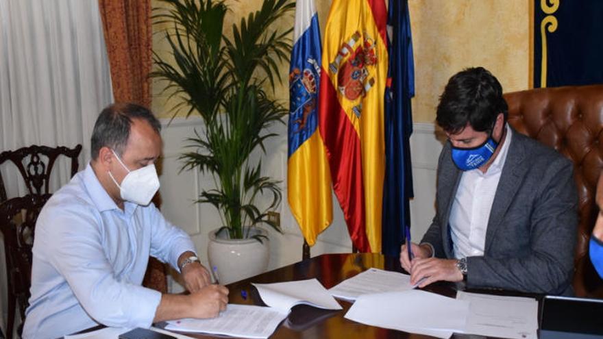Momento de la firma del documento en Santiago del Teide.
