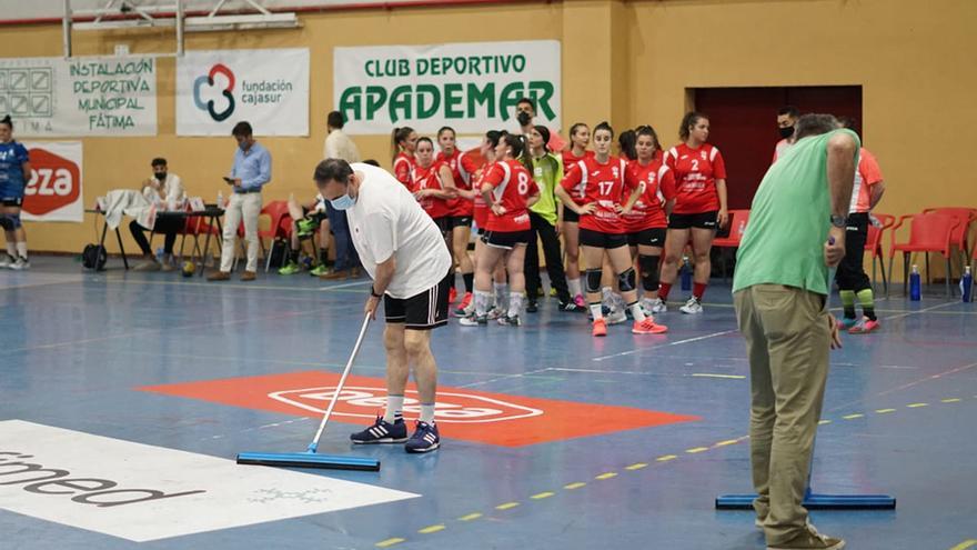 Un intento de secar la pista ante los charcos formados.