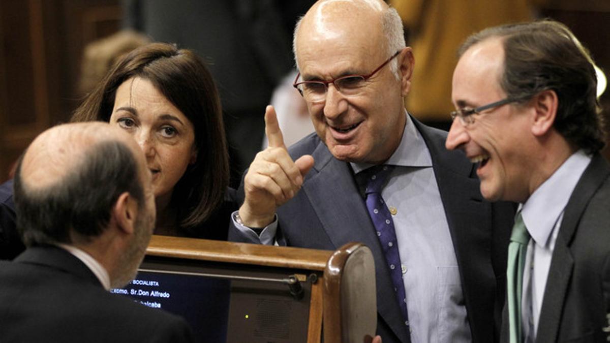 Josep Antoni Duran Lleida (centro) charla con Alfredo Pérez Rubalcaba, Soraya Rodríguez y Alfonso Alonso, en el Congreso.