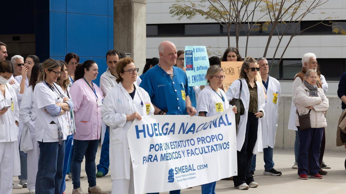 La concentración frente al Hospital Can Misses de Ibiza este jueves.