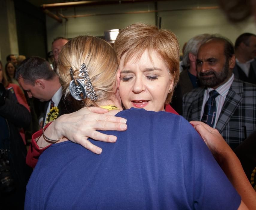 La líder del Partido Nacional Escocés (SNP), Nicola Sturgeon (c), reacciona en el Emirates Arena en Glasgow, Escocia, Gran Bretaña.