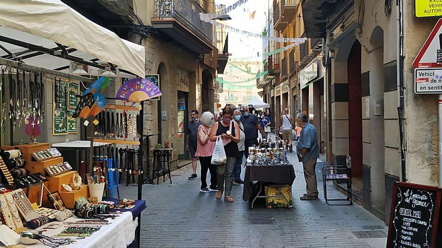 Persones comprant a les parades al carrer de les Festes de Sant Ignasi | DAVID CABALLERO