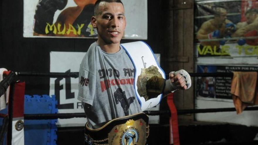 La inspiradora historia de Carlos Machado, el boxeador sin un brazo que noquea rivales