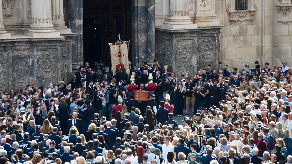 Así ha sido el funeral de José Ballesta y el posterior cortejo fúnebre hasta el tanatorio