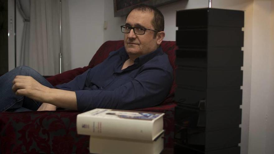 El escritor murciano Ginés Aniorte es autor de varios libros de poesía y acaba de estrenarse con la prosa.