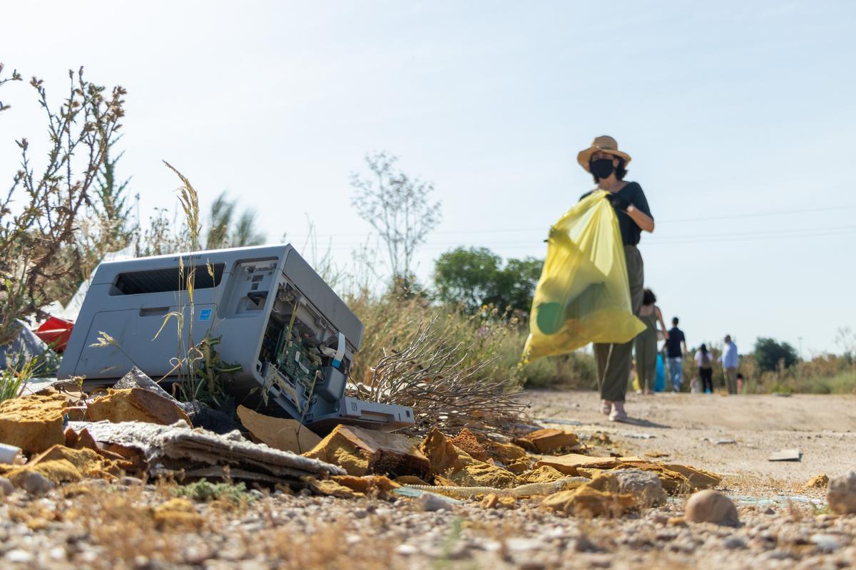 Voluntaria en una recogida de Libera.