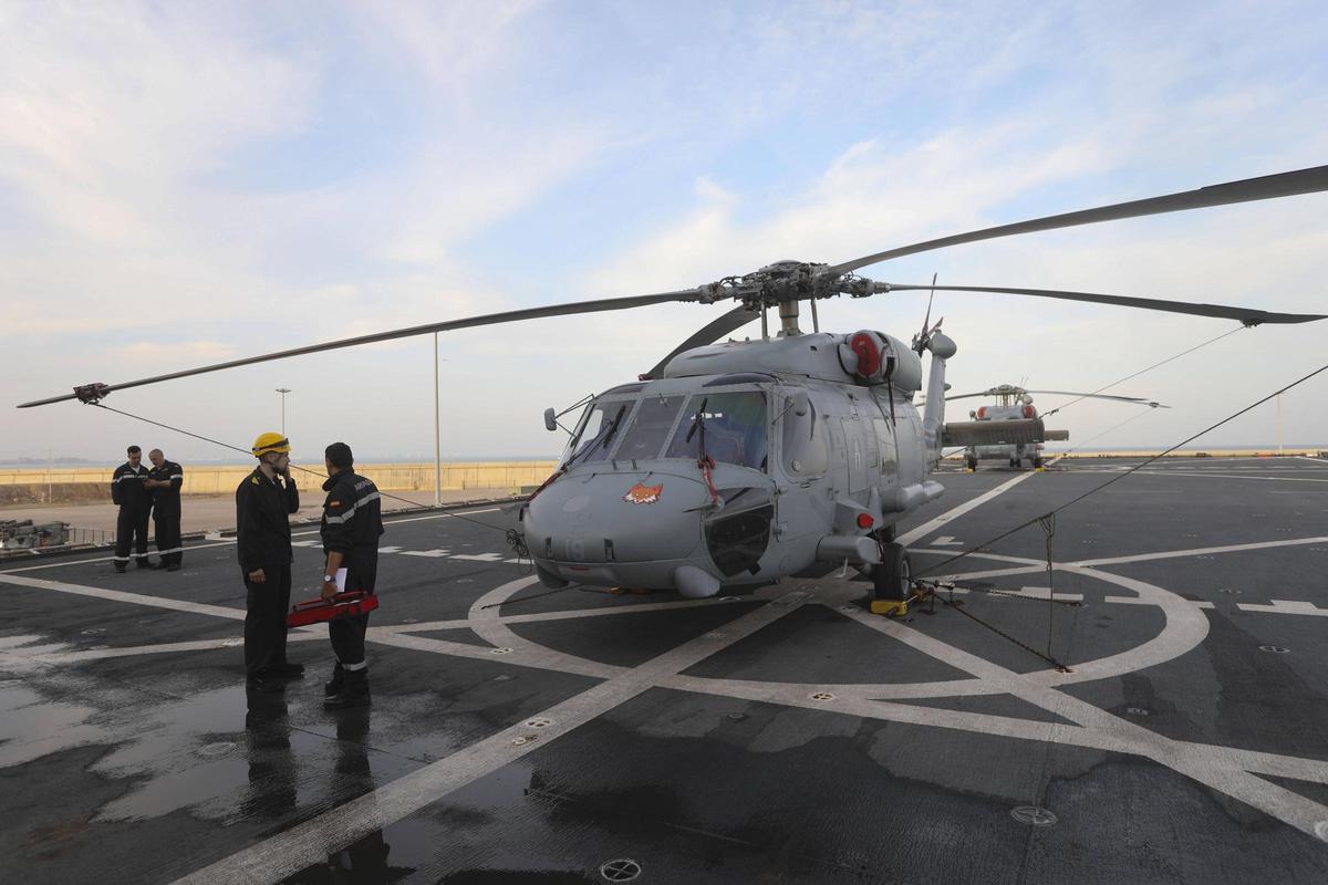 Los dos "halcones del océano" de la 5ª Escuadrilla de la Armada en la cubierta de vuelo del buque 'Galicia' anclado en València.