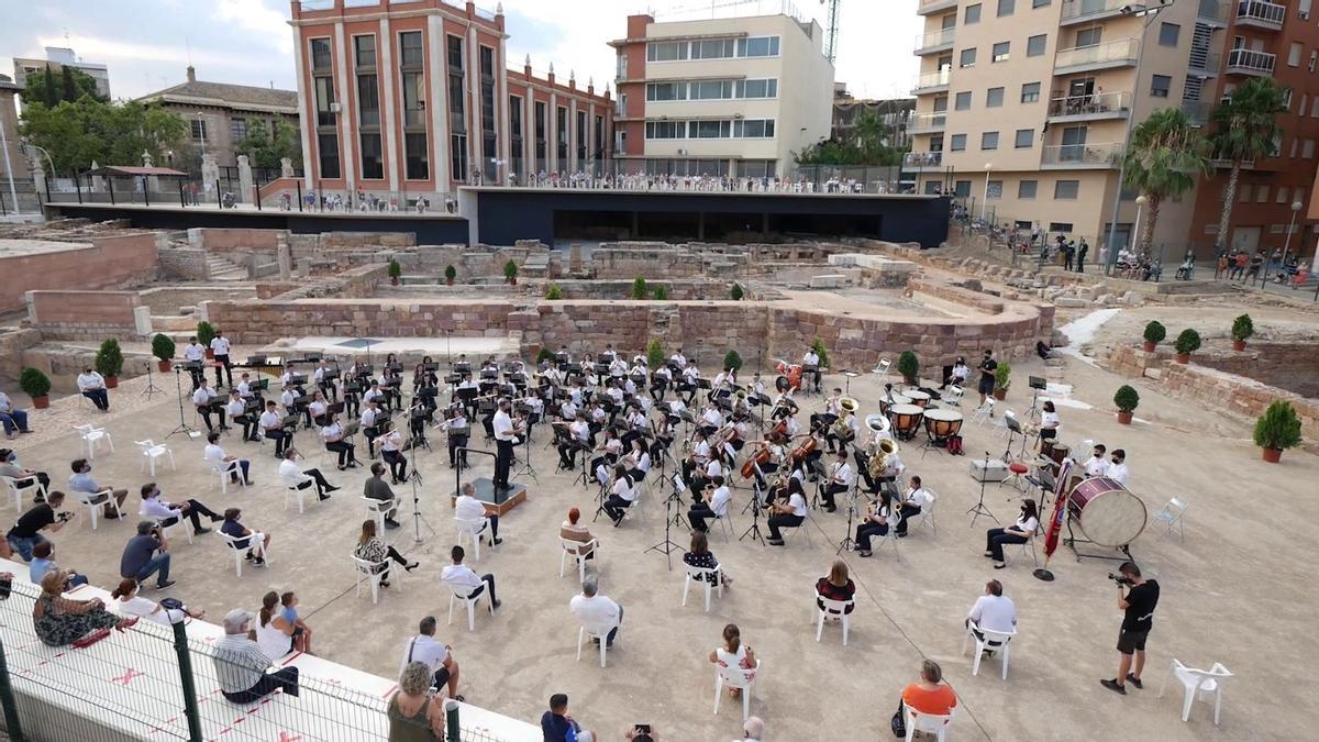 Los músicos del futuro pusieron en valor el pasado romano de Llíria en el concierto con que la Banda Juvenil de la Unió Musical reinaguró las Termas de Mura.