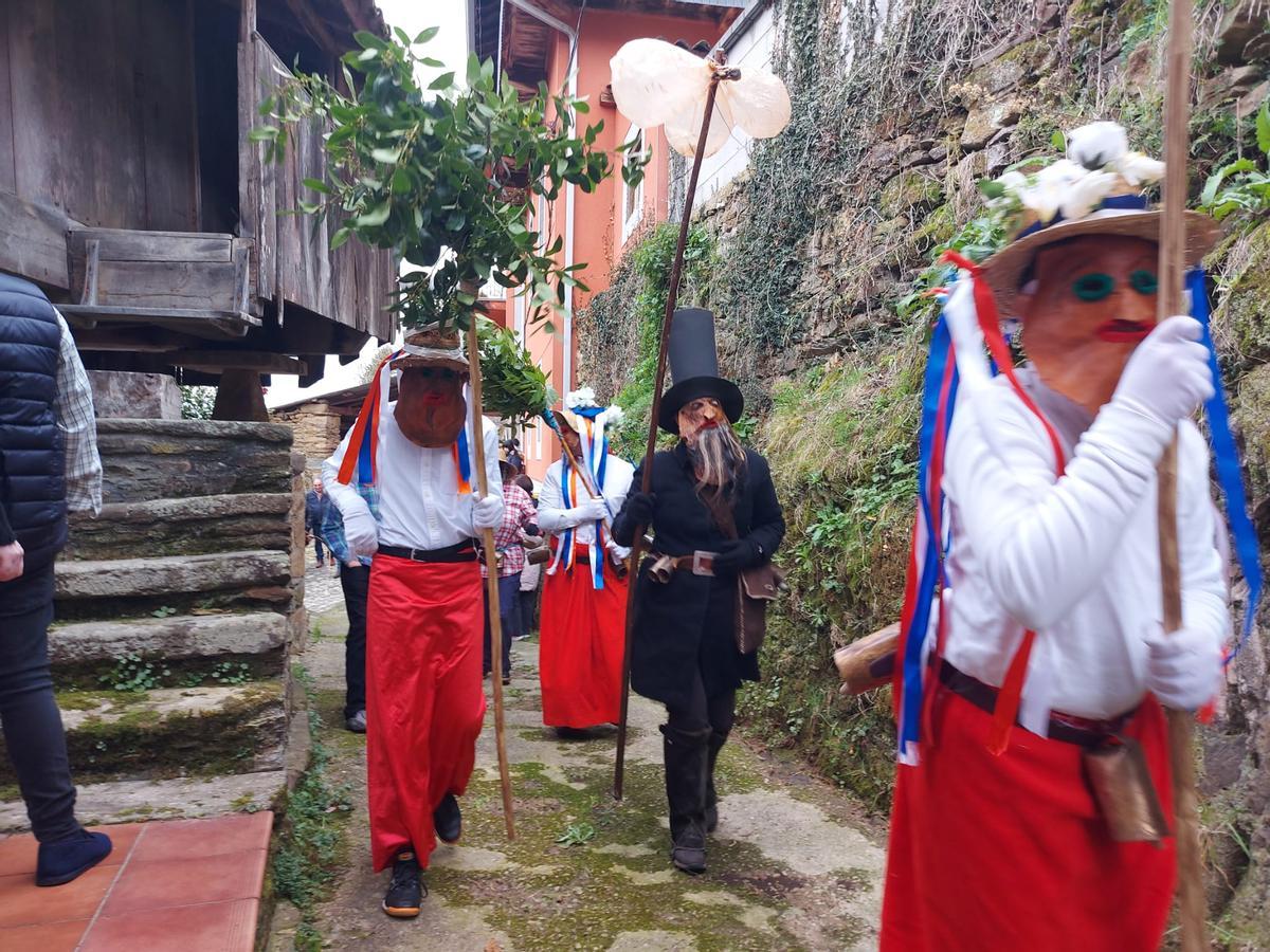 En imágenes: los guilandeiros recorren las calles de Villatresmil, en Tineo