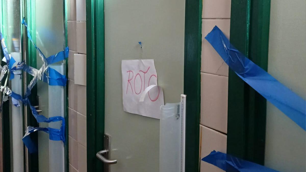 Aseos rotos en el colegio Carlos Arniches de Alicante