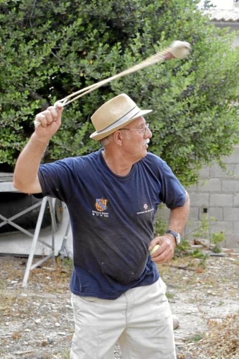 Geübt wird mit Tennisbällen.