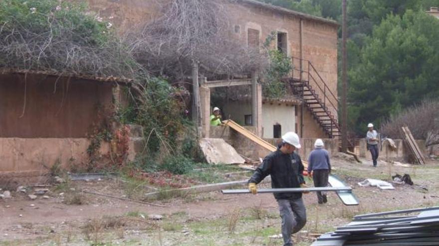 Los operarios vaciaron la casa para preparar el derribo.