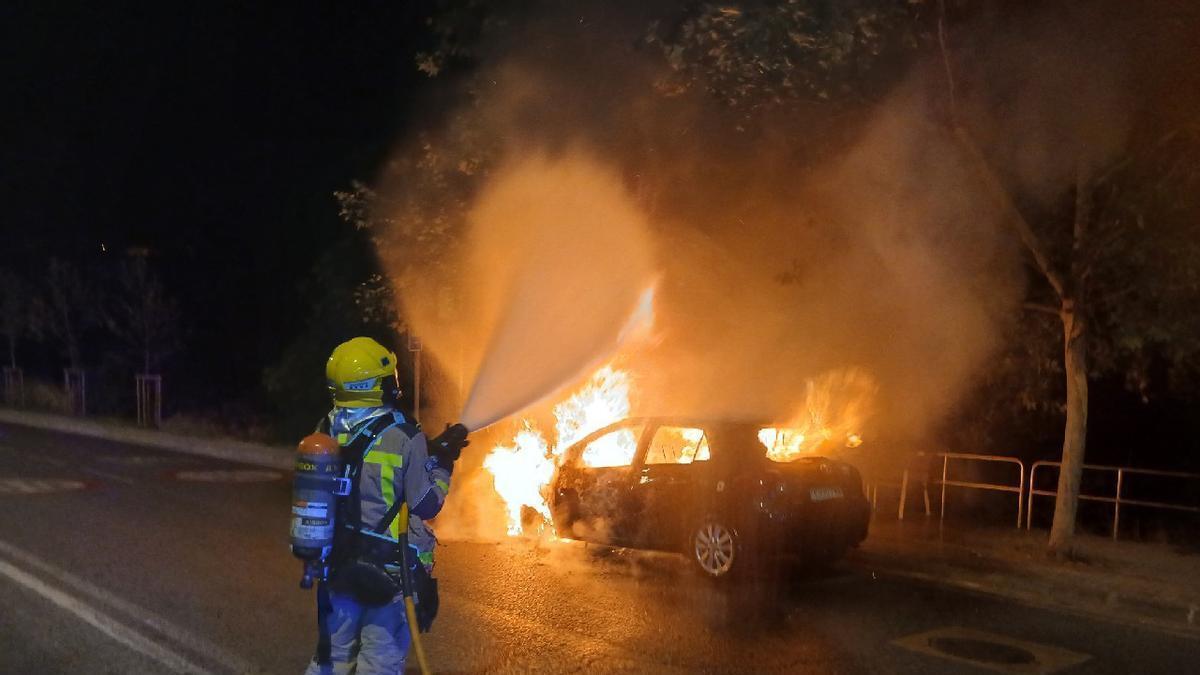 L'aparatós incendi al camí de la Vall del Paradís d'aquest divendres