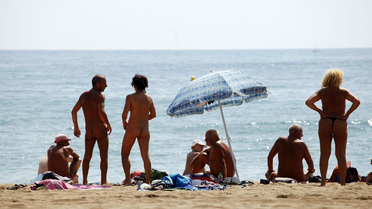 Nudistas en la playa de sant sebastià