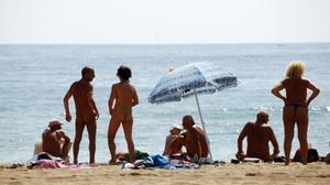 Nudistas en la playa de sant sebastià