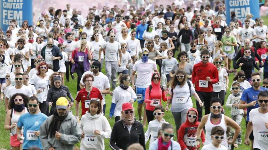 participanyts amb ulleres  dirigint-se a un dels punts de la &quot;pluja&quot; de colors.